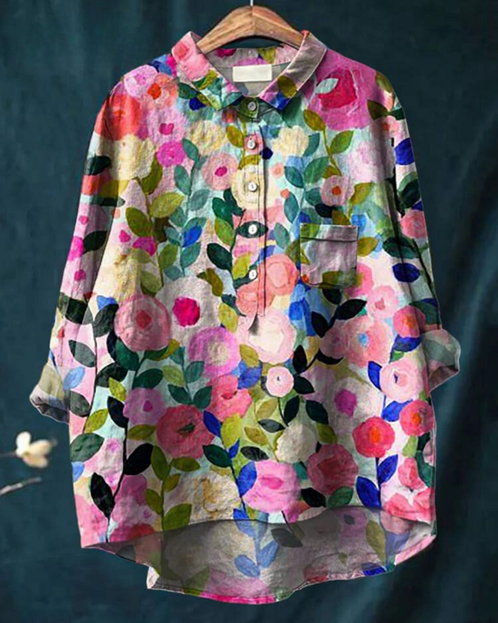 Blusa de mujer con botones y estampado de flores en acuarela
