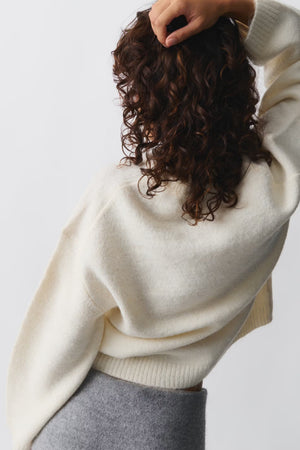 Suéter de punto para mujer con cuello redondo y ajuste relajado