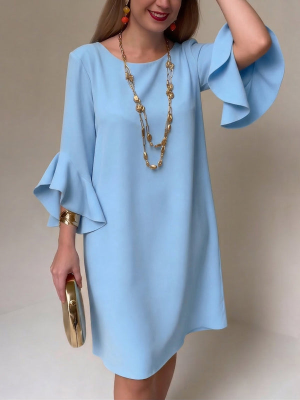 Vestido corto recto de mujer con mangas acampanadas y puños abiertos