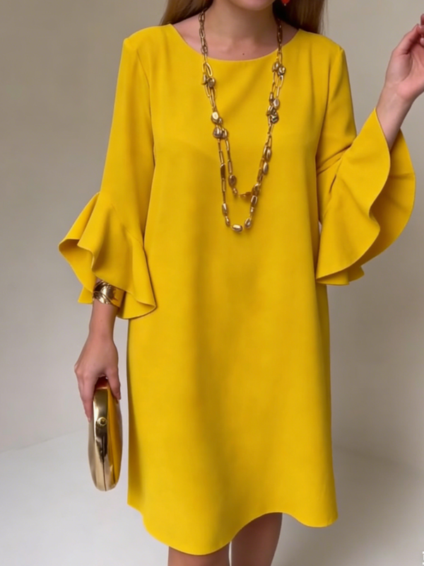 Vestido corto recto de mujer con mangas acampanadas y puños abiertos
