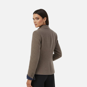 Blazer elegante con botones, corte entallado y cuello alto
