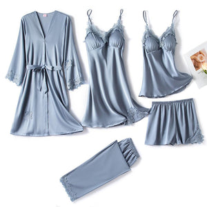 Pijama elegante de mujer con encaje y bata sin mangas