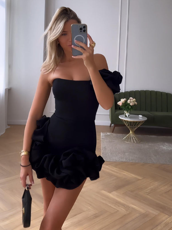 Vestido mini con capas chic y romance soñador