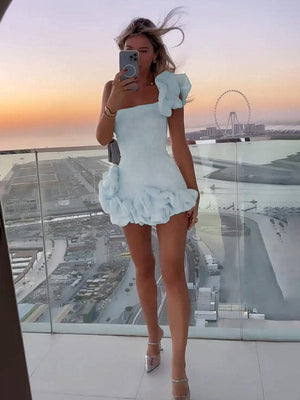 Vestido mini con capas chic y romance soñador