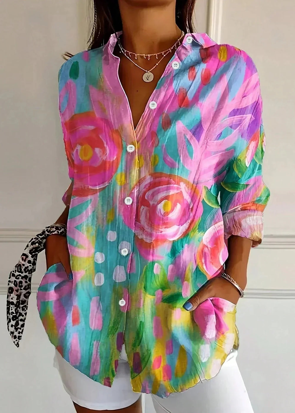 Blusa floral colorida de mujer con botones delanteros