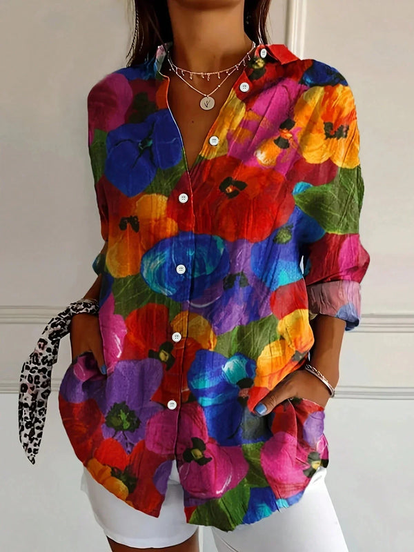 Blusa de mujer con estampado floral vibrante y botones