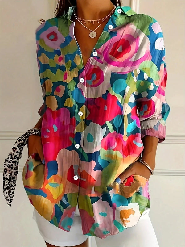 Blusa de mujer con estampado floral vibrante y botones