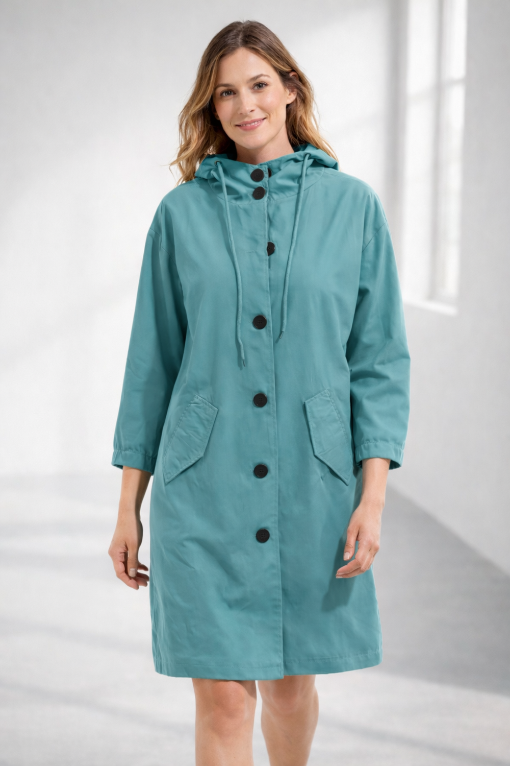 Chaqueta para mujer con capucha de longitud media