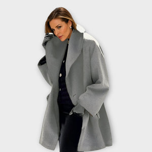 Abrigo oversize con capucha y cuello cruzado para mujer
