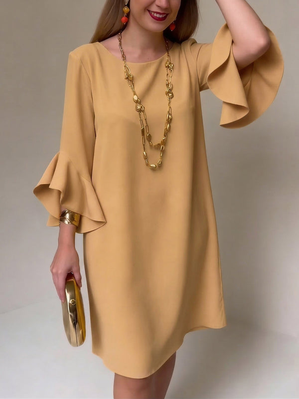 Vestido corto recto de mujer con mangas acampanadas y puños abiertos