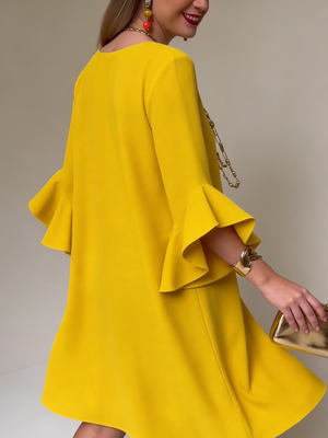 Vestido corto recto de mujer con mangas acampanadas y puños abiertos