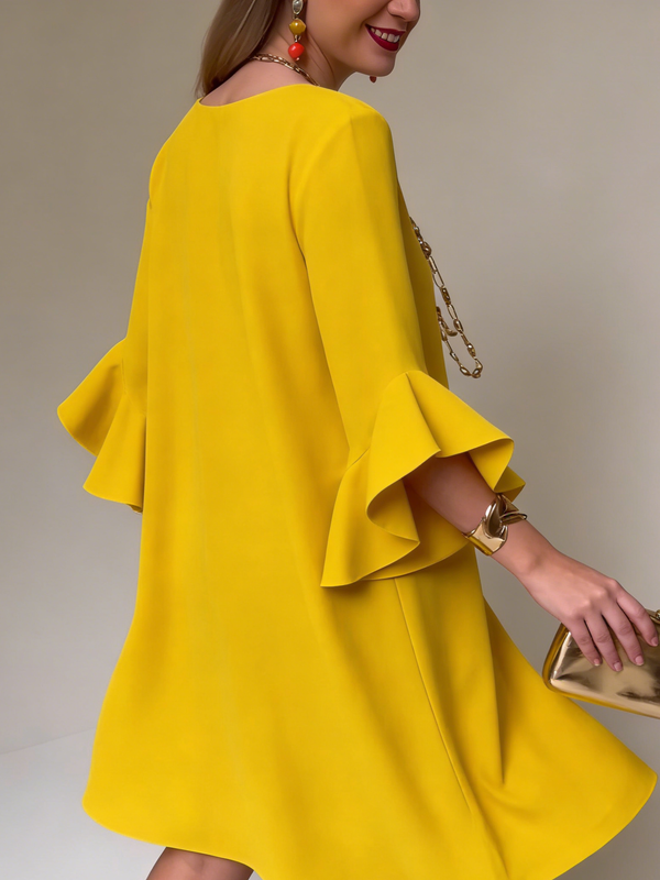 Vestido corto recto de mujer con mangas acampanadas y puños abiertos