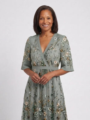 Vestido largo floral de mujer con mangas transparentes