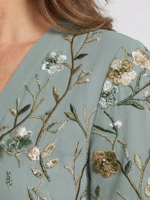 Vestido largo floral de mujer con mangas transparentes