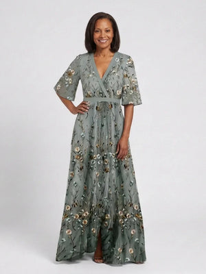 Vestido largo floral de mujer con mangas transparentes