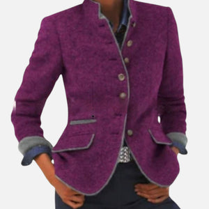 Blazer elegante con botones, corte entallado y cuello alto