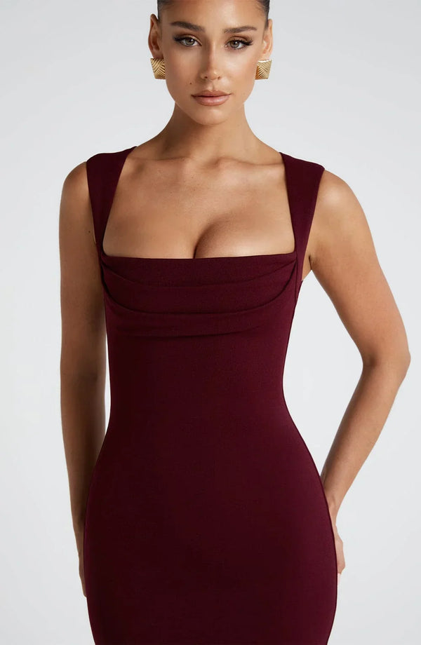 Vestido largo elegante con escote cuadrado para mujer