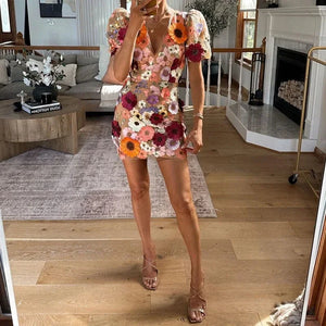 Vestido corto transparente con flores y mangas abullonadas