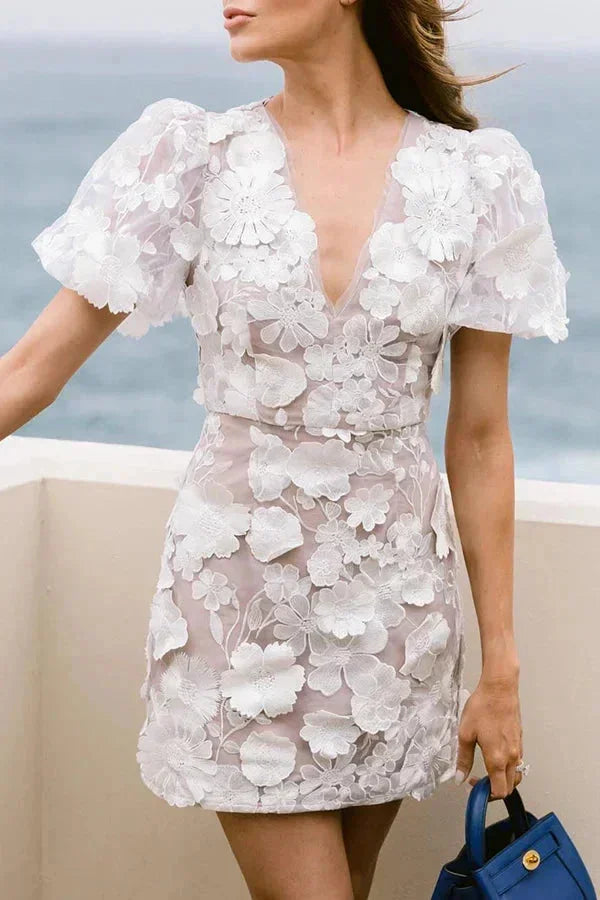 Vestido corto transparente con flores y mangas abullonadas