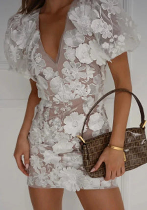 Vestido corto transparente con flores y mangas abullonadas