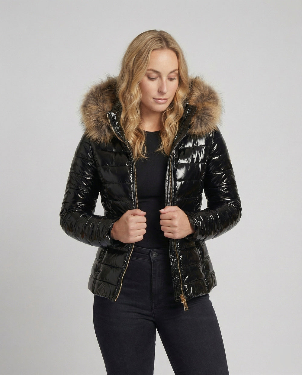Chaqueta acolchada con capucha para mujer con ribete de piel sintética